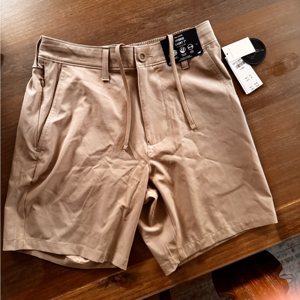 New men’s Hollister hybrid shorts 7” hits above the knee, 4 way stretch